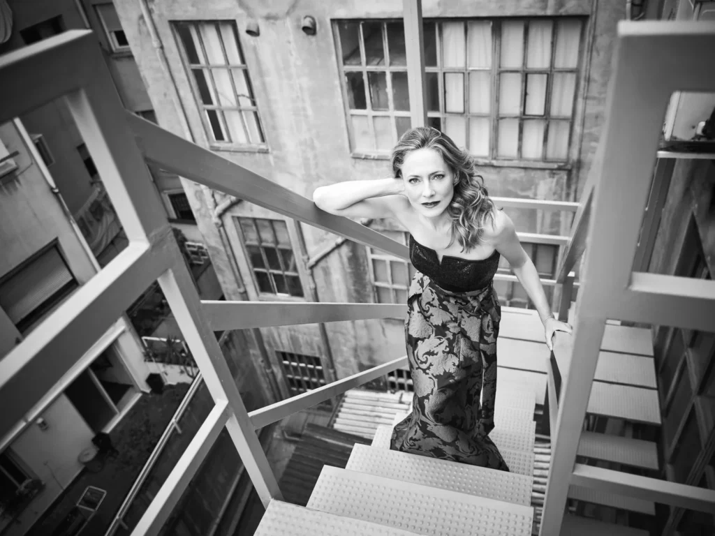 Sonia de Munck en escalera